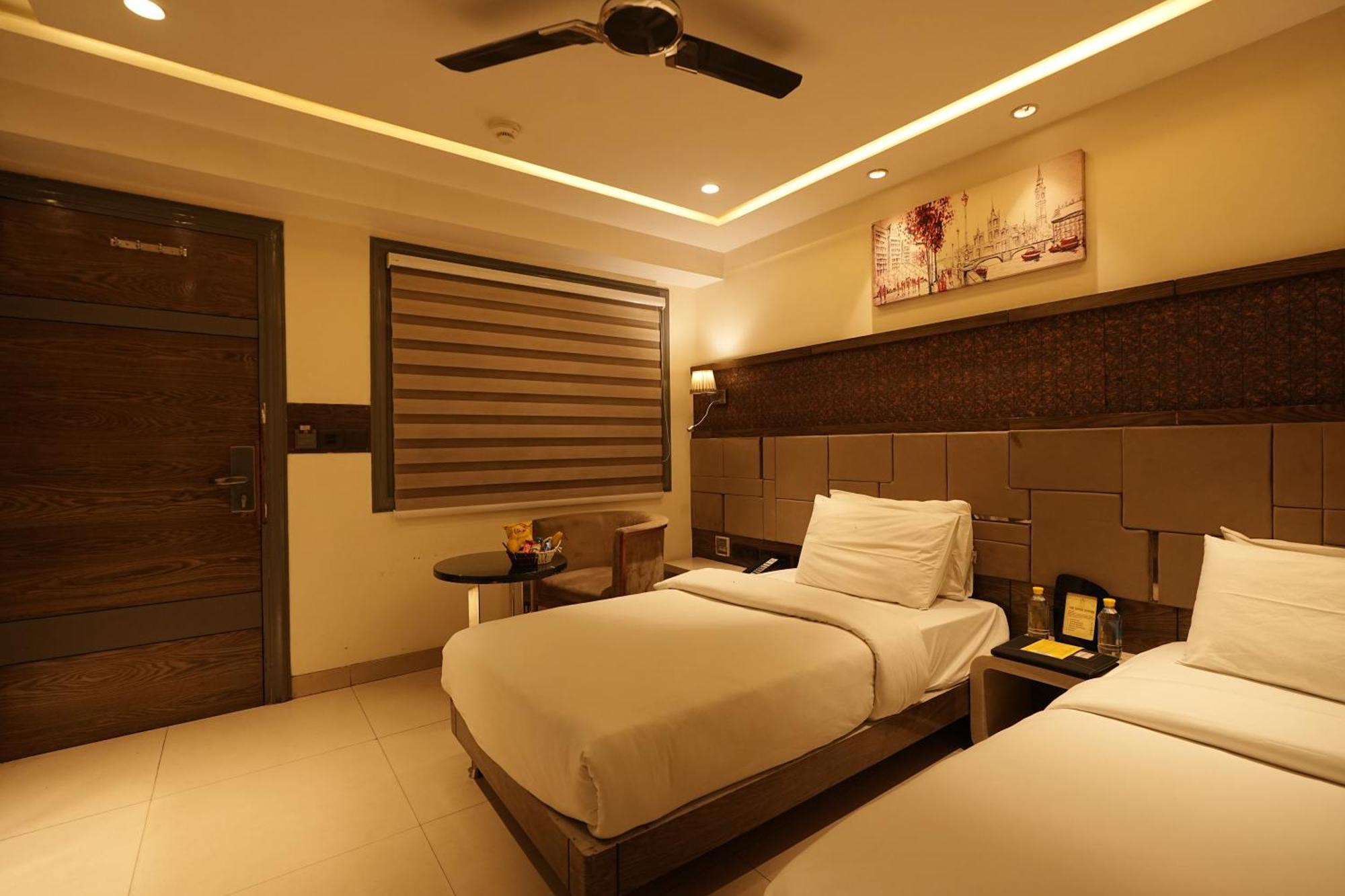 Empire Suites, New Delhi Exterior photo