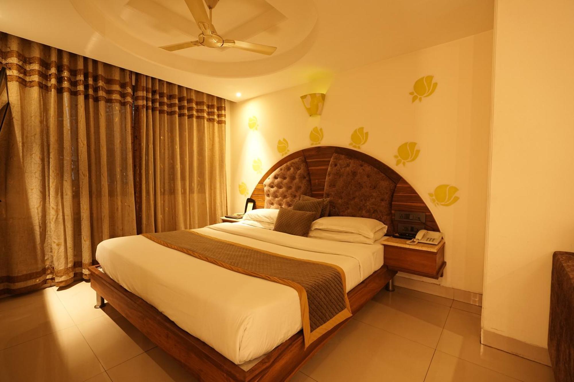 Empire Suites, New Delhi Exterior photo