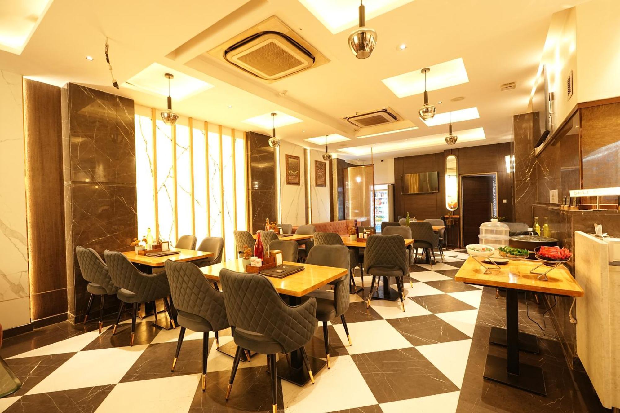Empire Suites, New Delhi Exterior photo