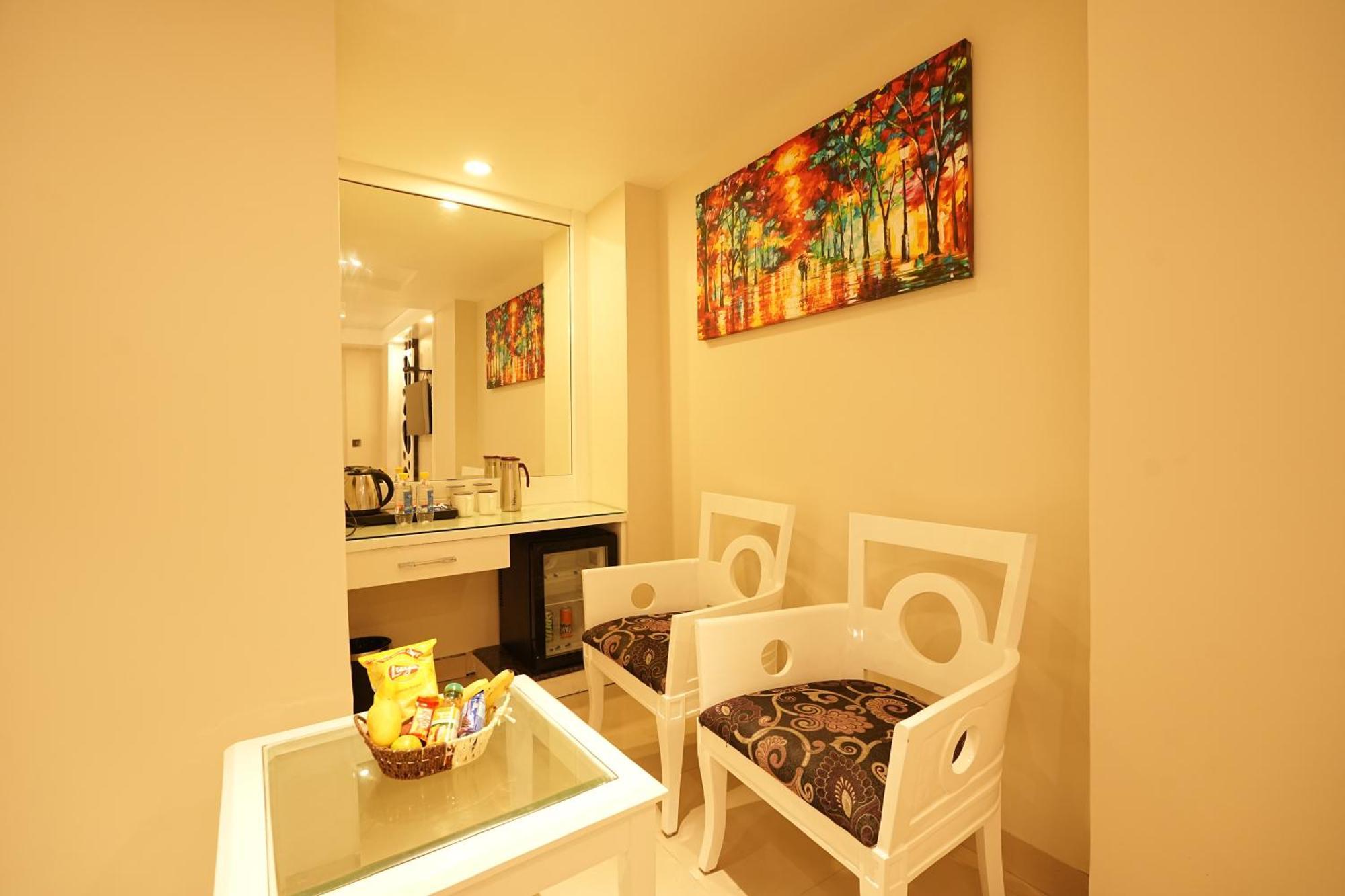 Empire Suites, New Delhi Exterior photo