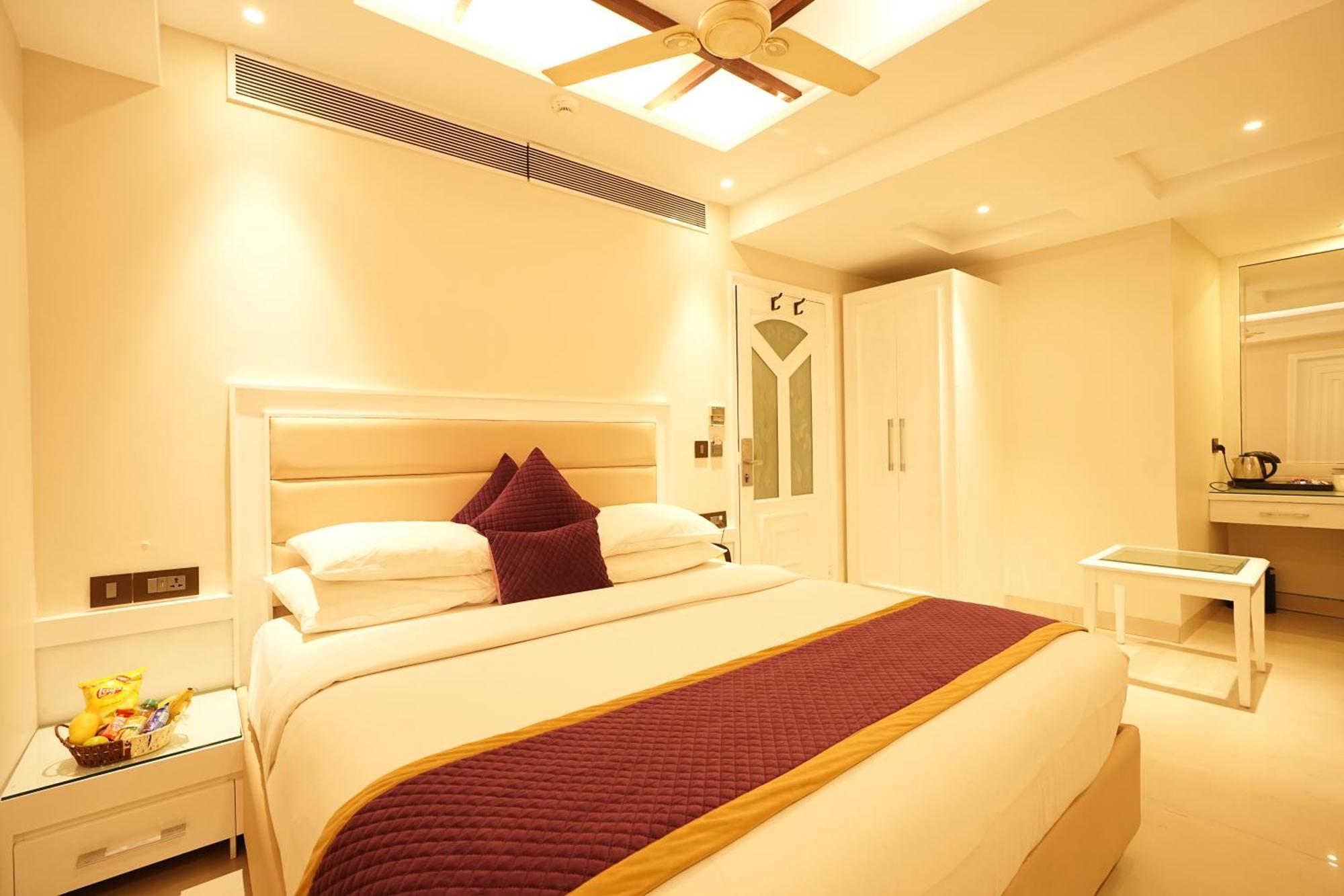 Empire Suites, New Delhi Exterior photo