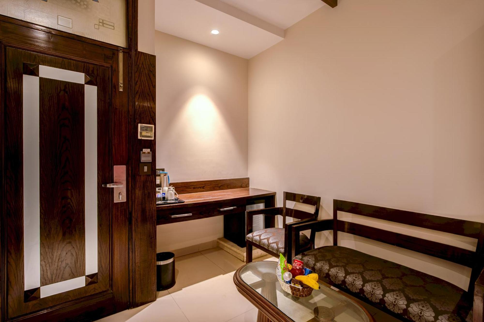 Empire Suites, New Delhi Exterior photo