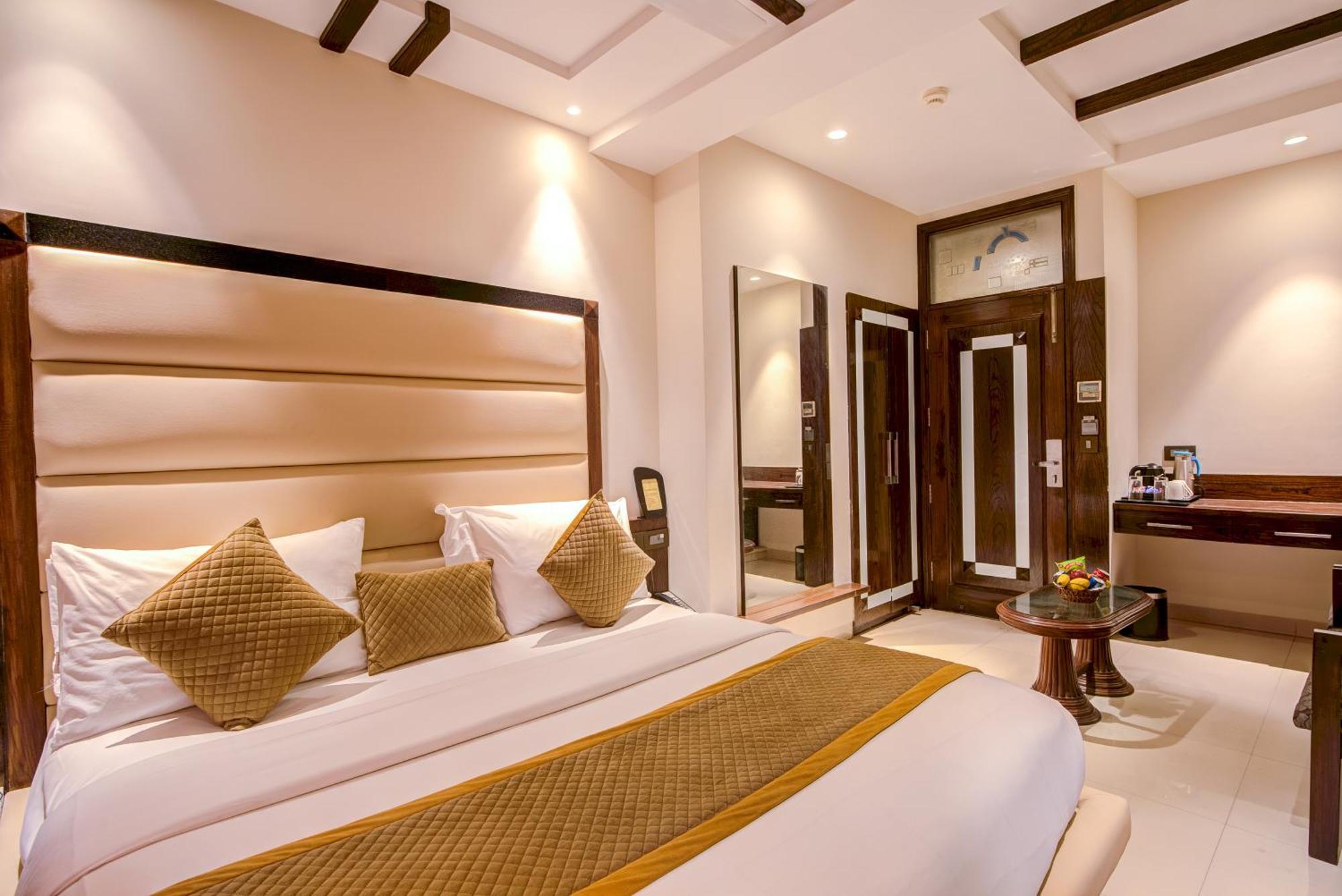 Empire Suites, New Delhi Exterior photo