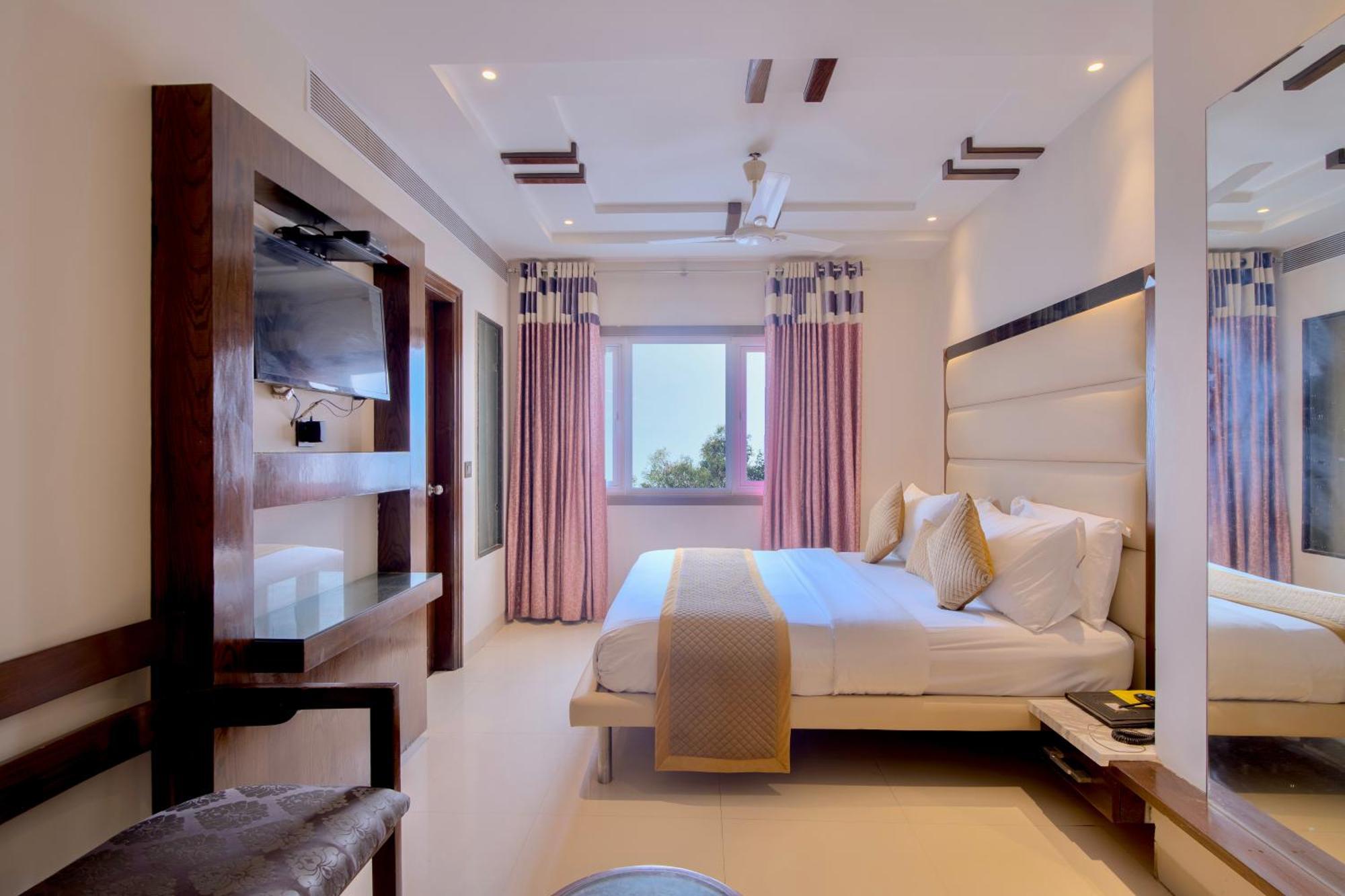 Empire Suites, New Delhi Exterior photo