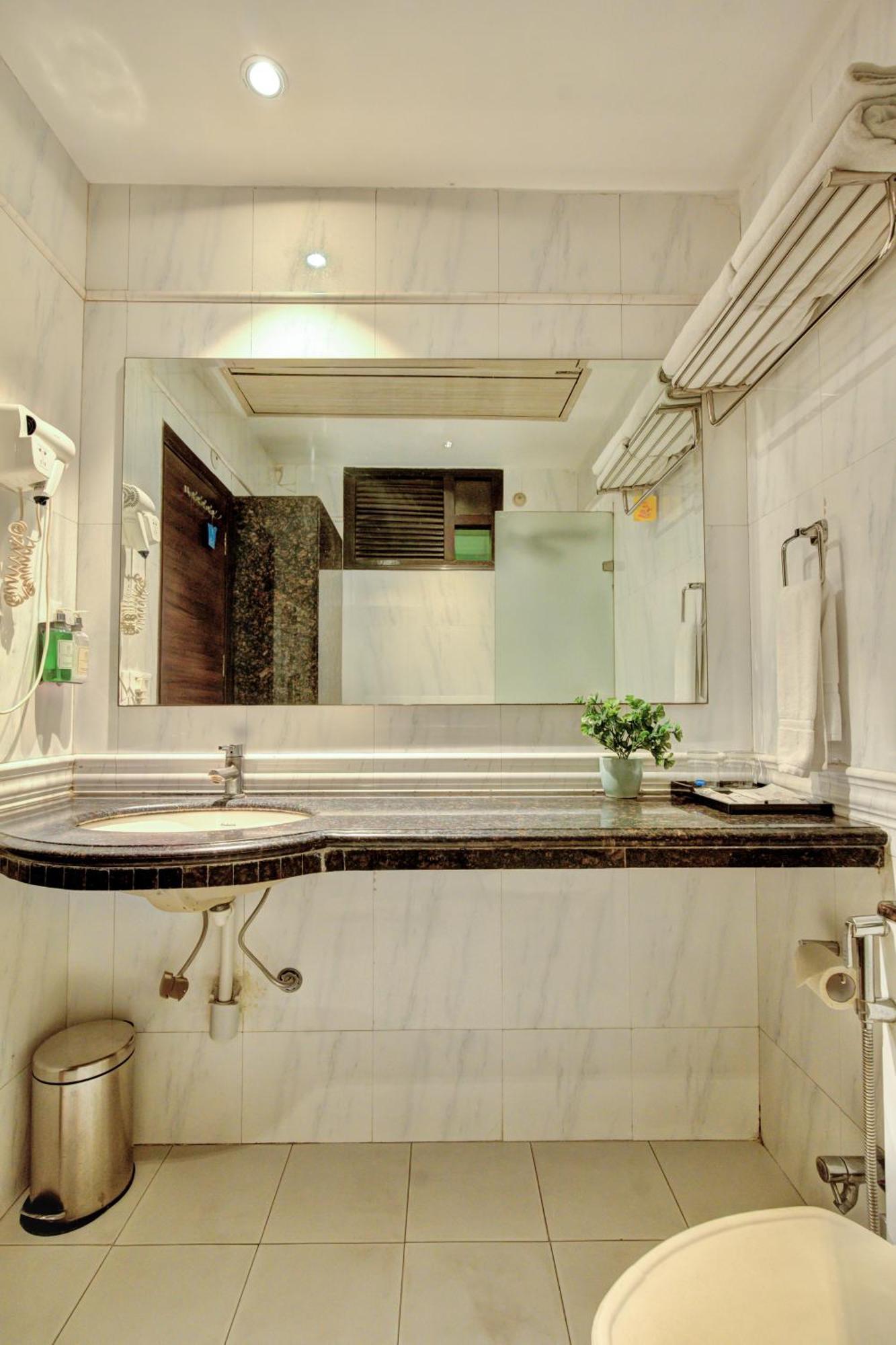 Empire Suites, New Delhi Exterior photo
