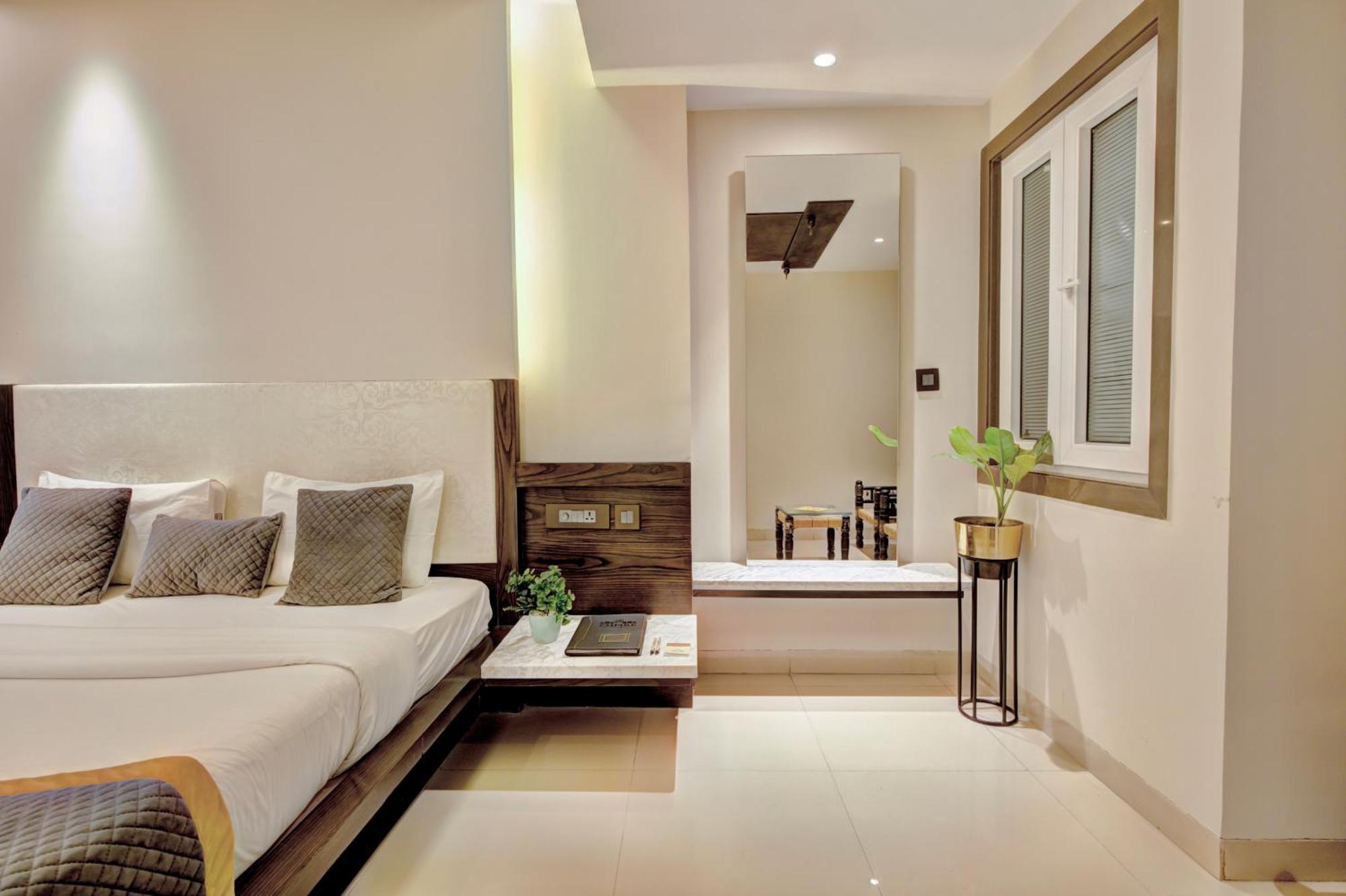 Empire Suites, New Delhi Exterior photo