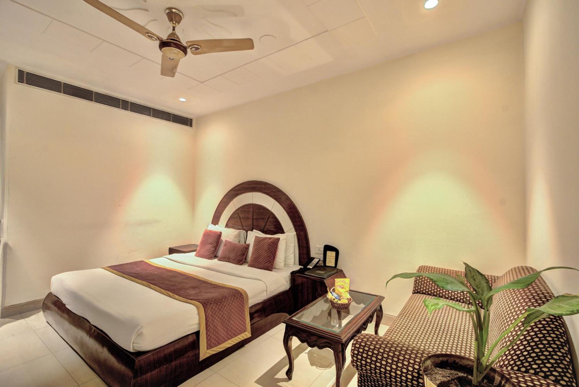 Empire Suites, New Delhi Exterior photo